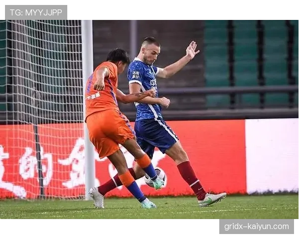 “伤病报告：拜仁主力中卫因在定位球争顶中肩部受伤，将缺席数周”